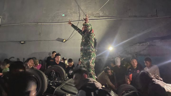 TNI Bubarkan Massa Perampok Rumah Sahroni, Harta Benda Berhasil Diamankan