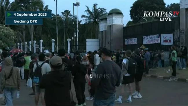 Mahasiswa Geruduk DPR, Pantau Langsung Aksinya Lewat Live Streaming!