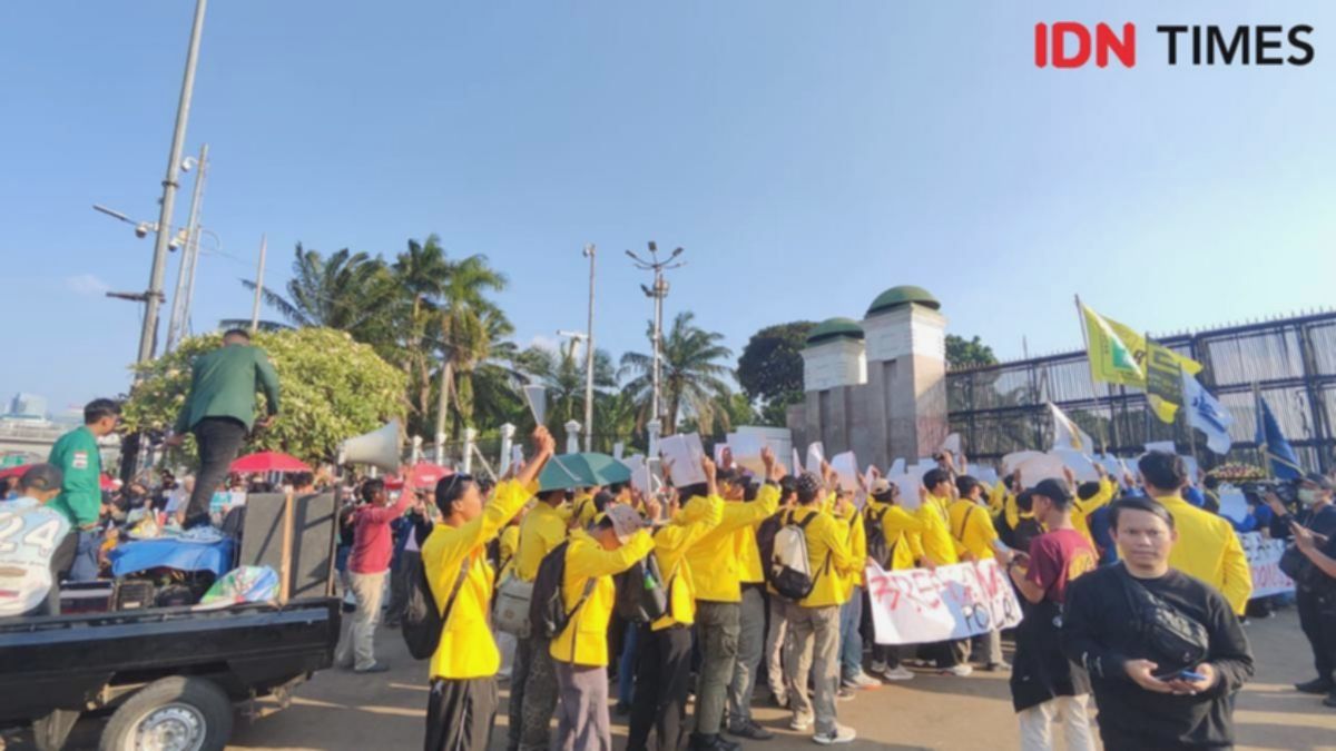 BEM UI dan Atma Jaya Geruduk DPR, Tagih Janji Tuntutan 17+8