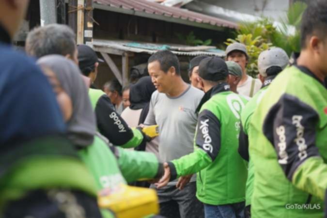 Driver Gojek Solidaritas: Bagikan GoFood Gratis untuk Warga Senen-Kwitang
