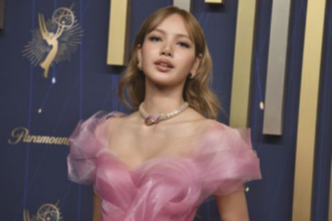 Lisa Blackpink Curi Perhatian di Emmy Awards, Gaun Pink Jadi Sorotan