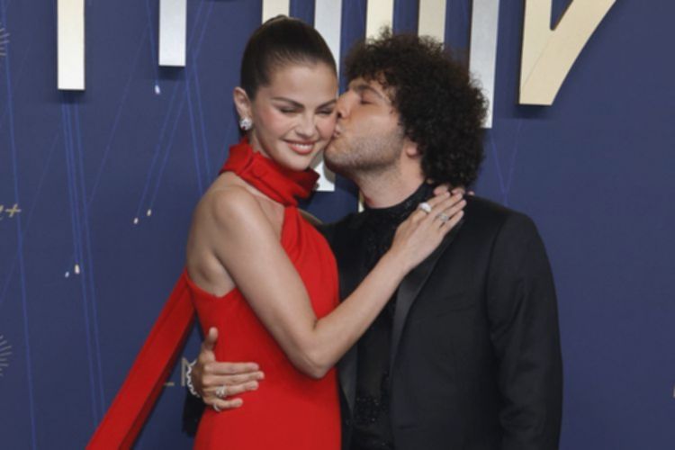 Selena Gomez Tampil Memukau di Emmy, Busana Serasi Bersama Benny Blanco