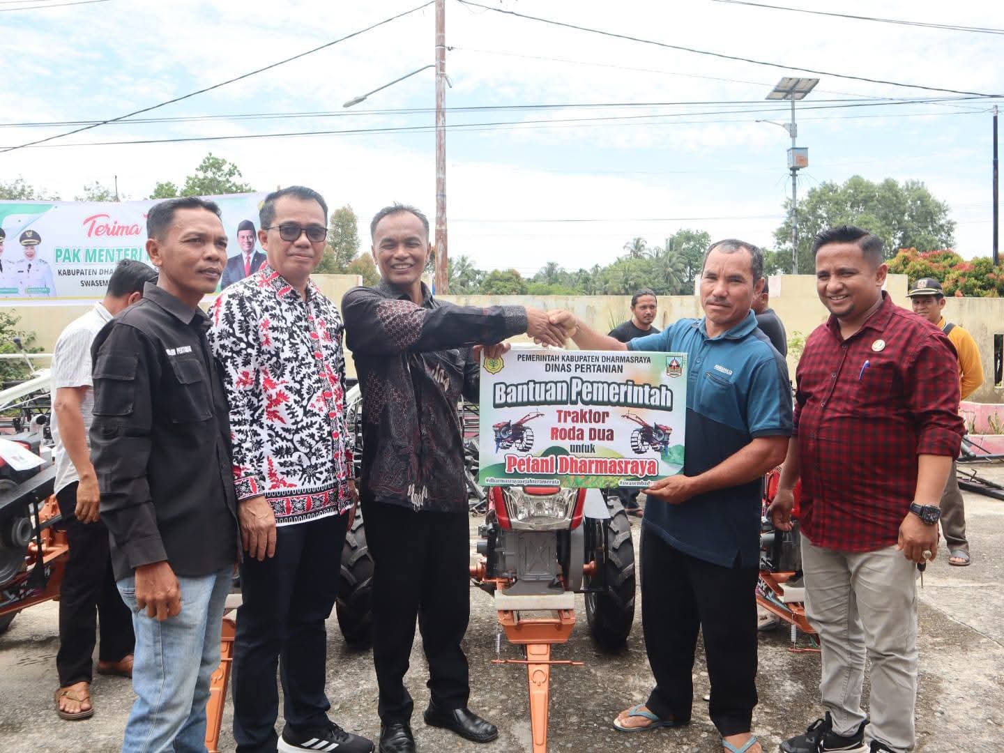 Traktor Baru Pacu Produktivitas Petani Dharmasraya di Sembilan Nagari
