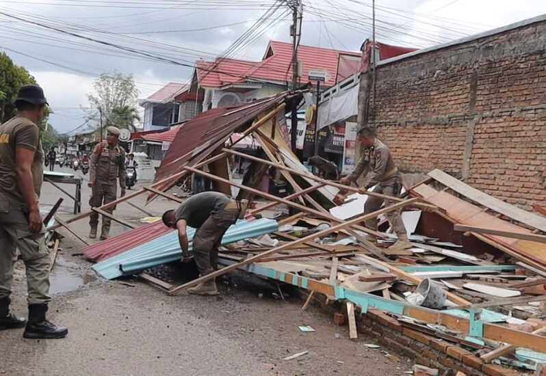 Satpol PP Padang Tertibkan Bangunan Liar di Jalan Belibis
