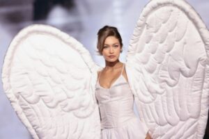 Gaya Hadid Bersayap: Anggun Memukau di Victoria’s Secret 2025