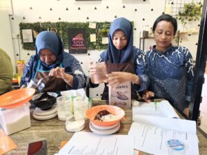 Semen Padang Berdayakan Warga Teluk Bayur Lewat Tata Boga