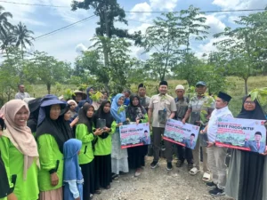 Rahmat Saleh Serahkan Bibit, Petani Solok Sambut Harapan Baru