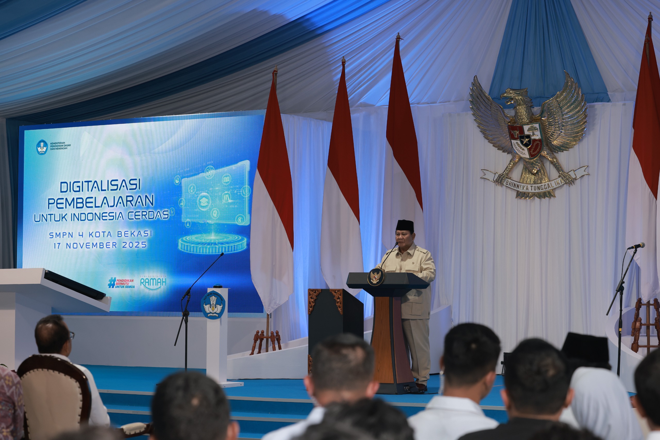 Prabowo Pacu Digitalisasi, Targetkan Satu Juta Panel Interaktif