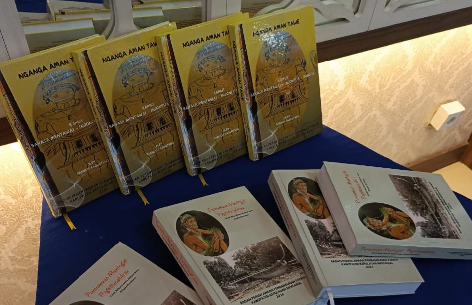 Mentawai Aktifkan Bahasa, Luncurkan Kamus dan Buku Cerita