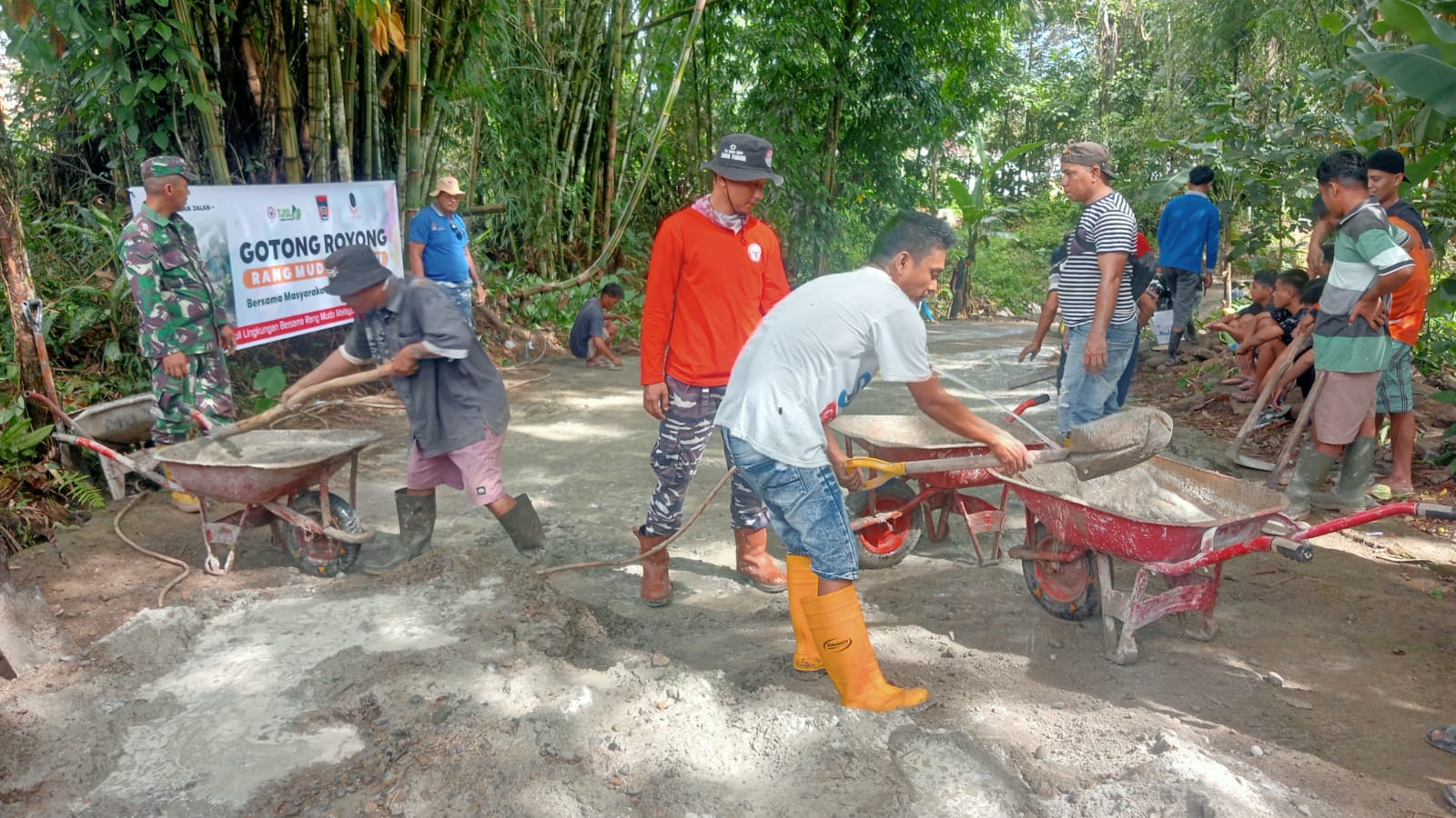 Warga dan Semen Padang Aktif Perbaiki Jalan Rimbo Gaek