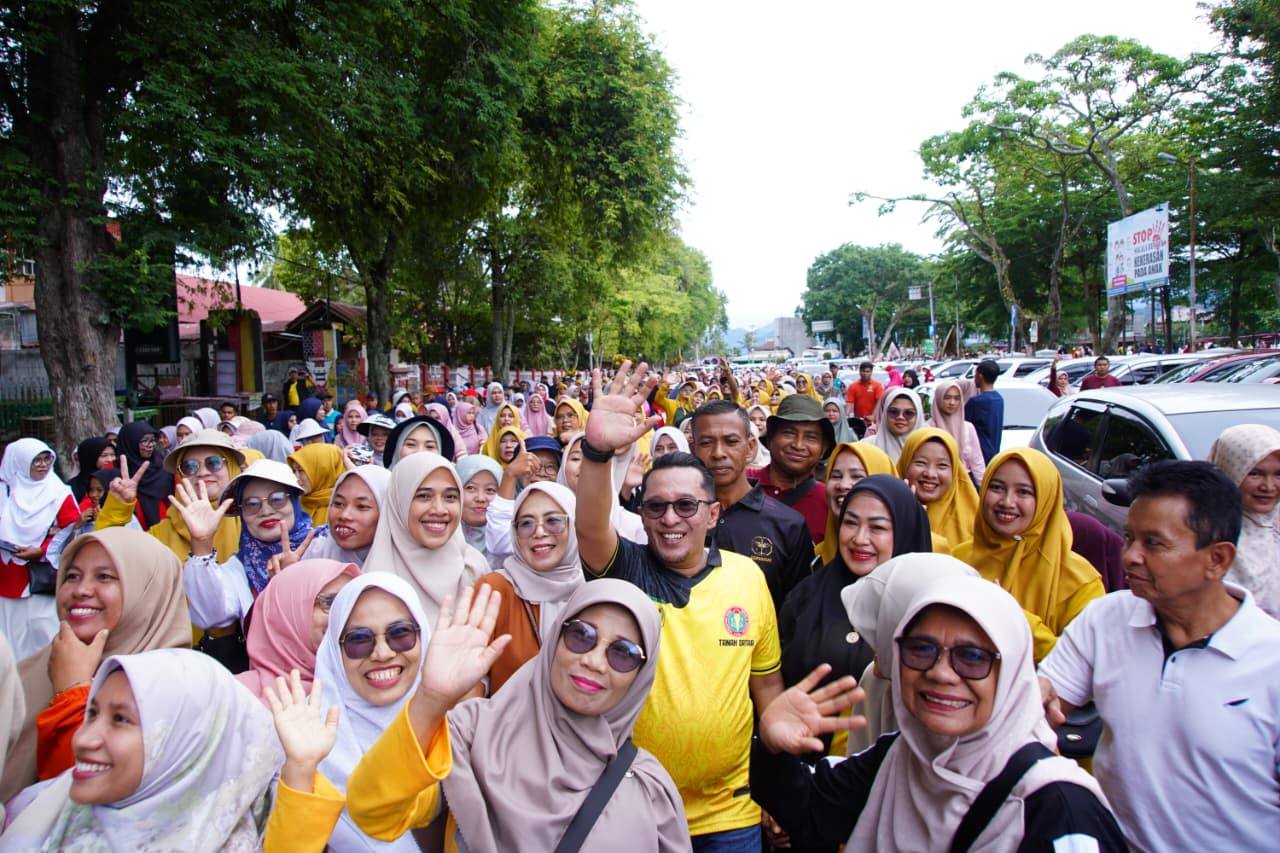 Guru Tanah Datar Semarakkan HGN dengan Gerak Jalan Sehat