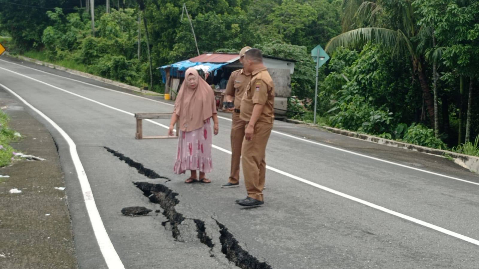 Hujan Guyur, Jalan Bukit Peti-Peti Padang Alami Keretakan