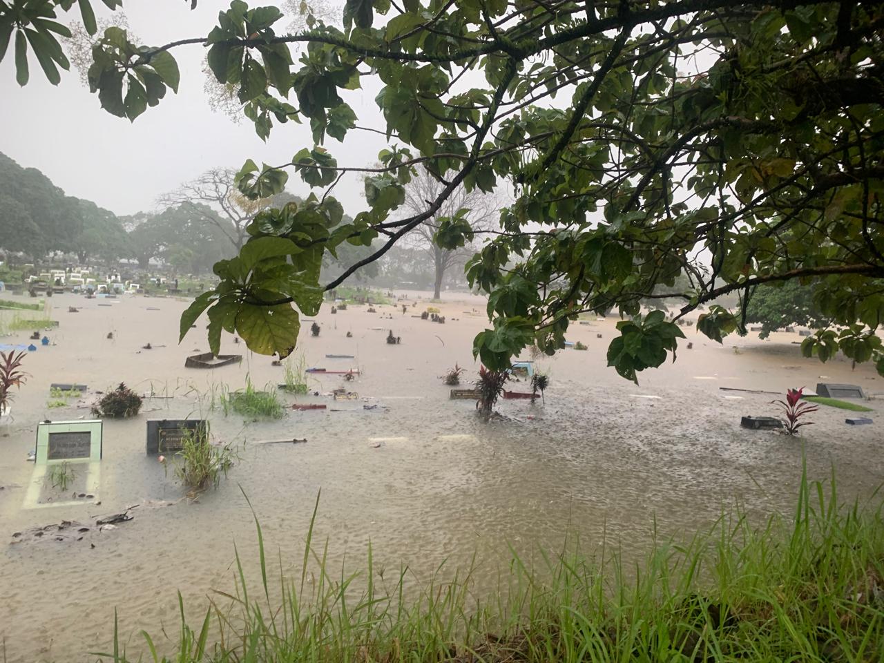 Banjir Landa TPU Padang, Makam Hanyut Terbawa Arus