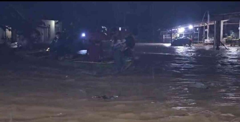 Banjir Landa Pasbar, Ratusan KK Terdampak, Evakuasi Berjalan