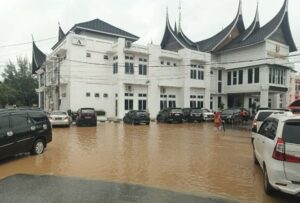 Banjir Terjang Solok, Rendam Balaikota dan Permukiman Warga