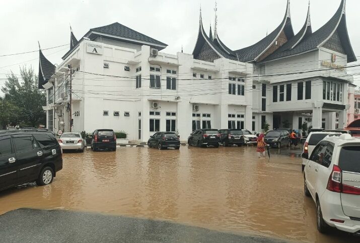Banjir Terjang Solok, Rendam Balaikota dan Permukiman Warga