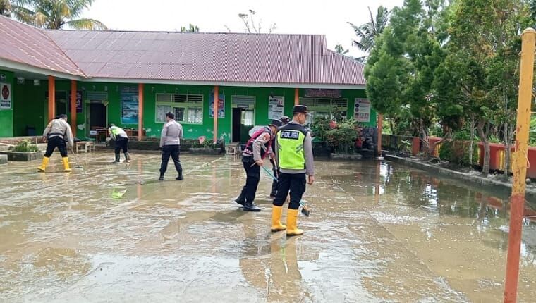 Kapolsek Pimpin Gotong Royong Bersihkan Lumpur, Sekolah Kembali Berfungsi