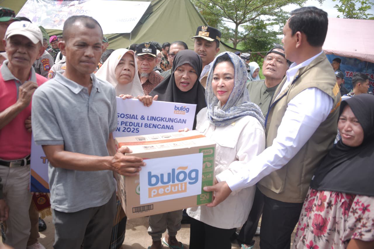 Titiek Soeharto Gerak Cepat Salurkan Bantuan Banjir Padang