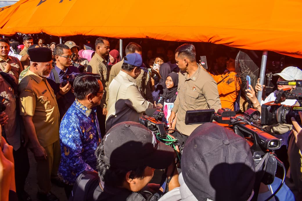Presiden Prabowo Serahkan Bantuan, Tinjau Korban Bencana Padang Pariaman