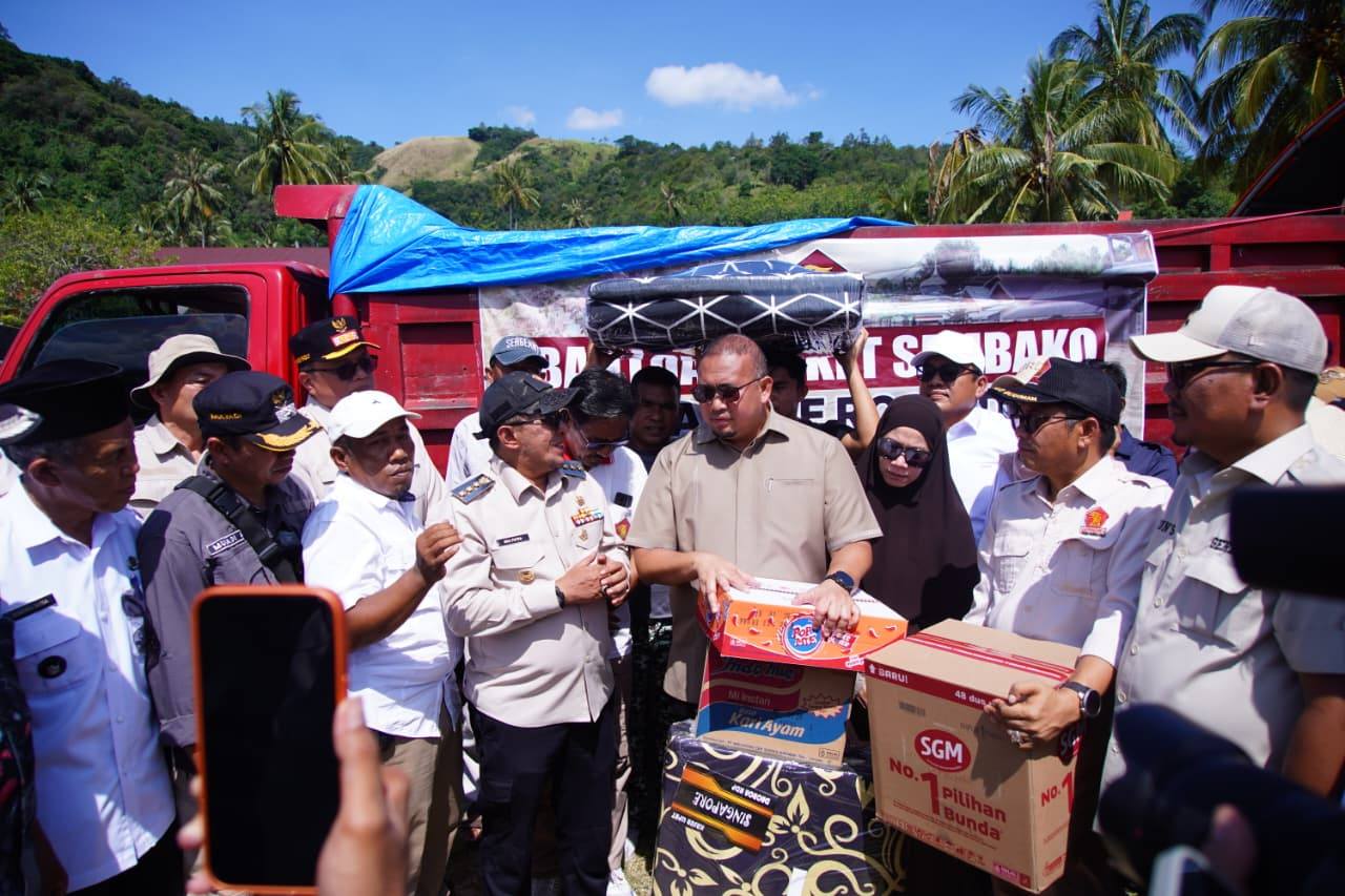 DPR Bantu Korban Banjir Tanah Datar, Bupati Apresiasi