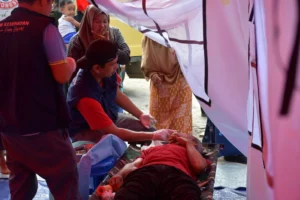 Semen Padang Respons Cepat, Obati Korban Banjir Palembayan