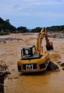PNP Turunkan Alat Berat, Bantu Padang Pulih