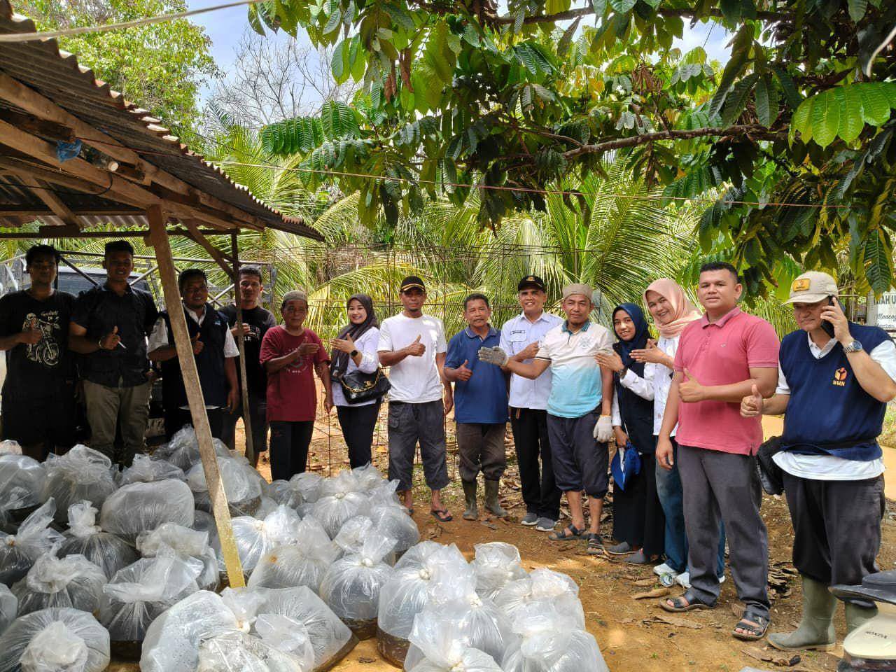 Dharmasraya Genjot OVOP, Serahkan Bibit Ikan dan Pakan Mandiri