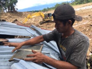 Erik Selamatkan Al-Qur’an Ibu dari Puing Galodo Agam