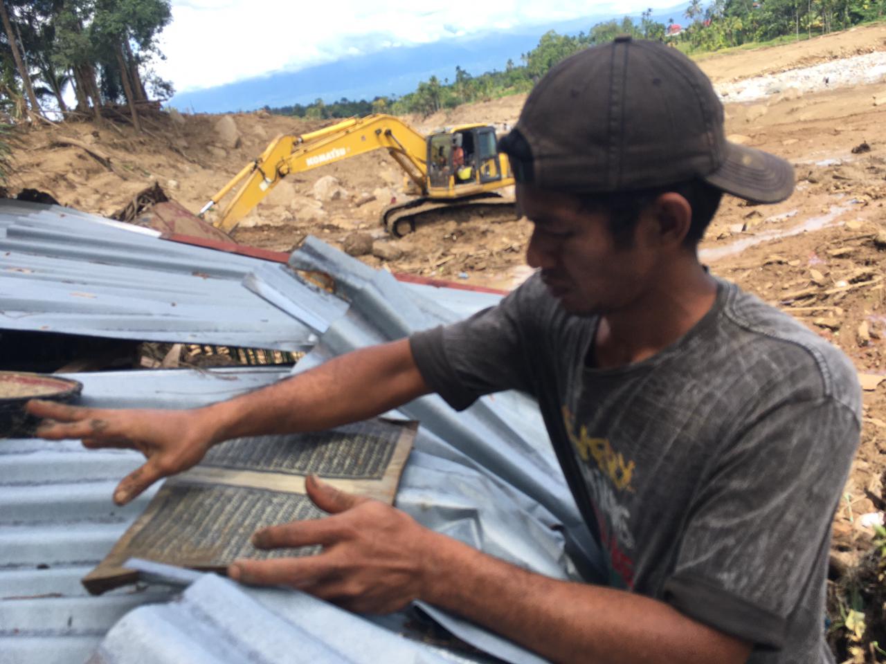 Erik Selamatkan Al-Qur’an Ibu dari Puing Galodo Agam