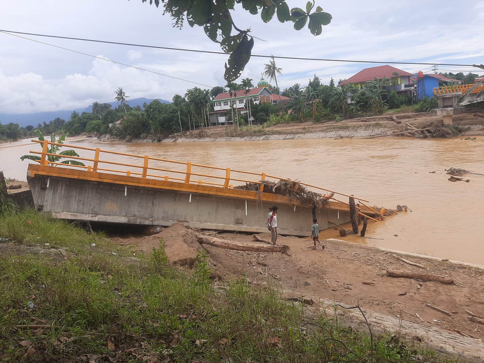 Banjir Bandang Padang Robohkan Jembatan, Kerugian Ratusan Miliar