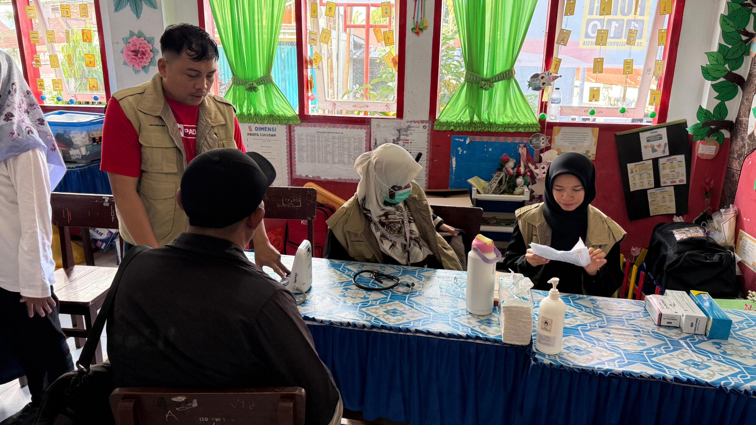 Semen Padang Gerak Cepat, Obati Korban Banjir Pauh