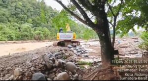 Semen Padang Bangun Kembali Drainase, Tanggul Pascabanjir Pauh