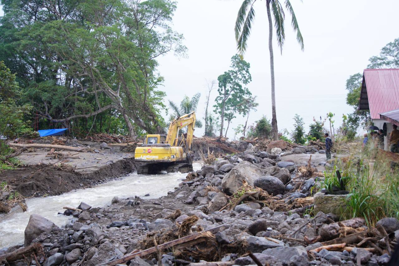 Bupati Gerakkan Alat Berat, Sungai Kembali Mengalir