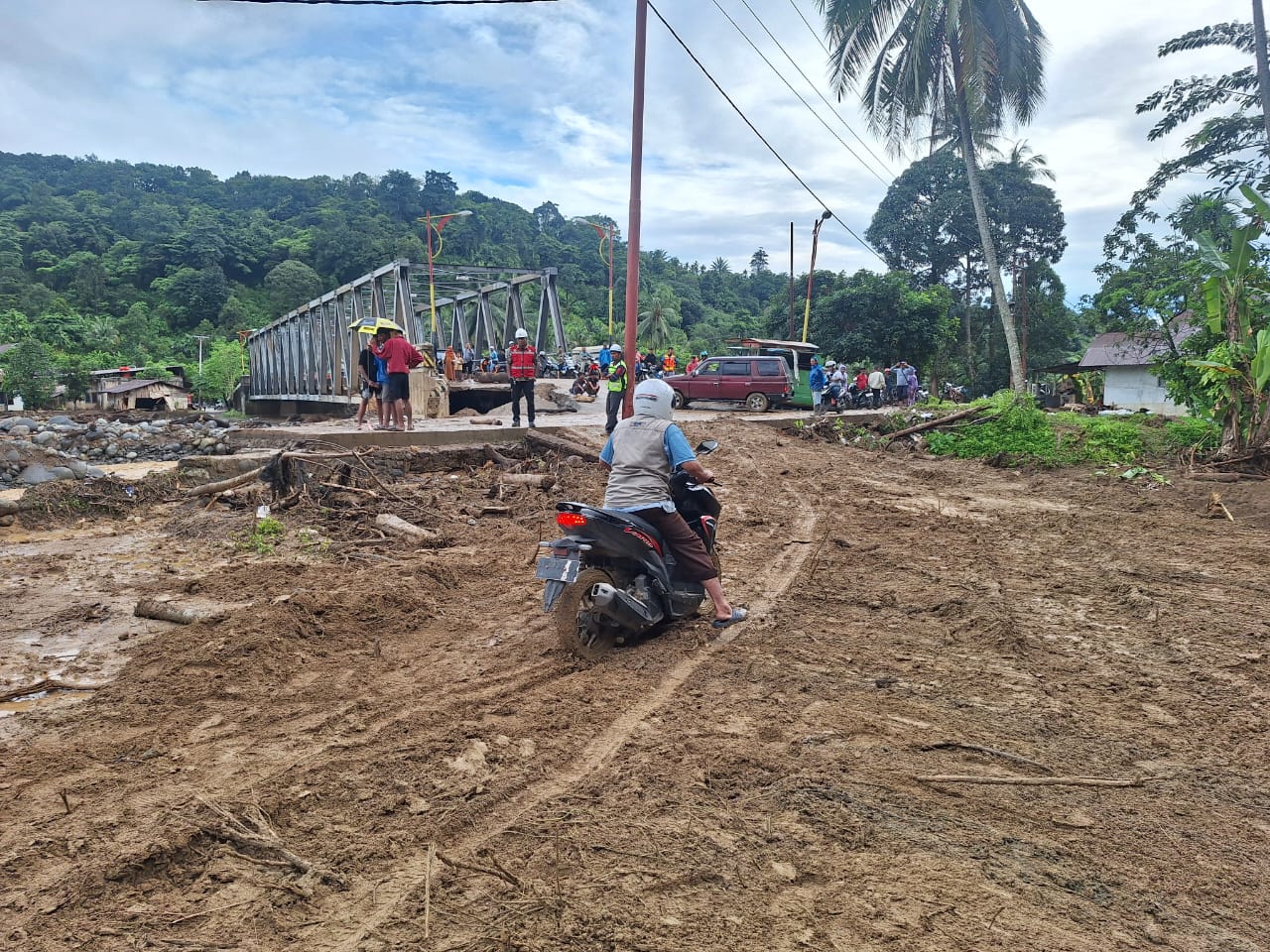 Semen Padang Pulihkan Akses Batu Busuk Pasca Banjir