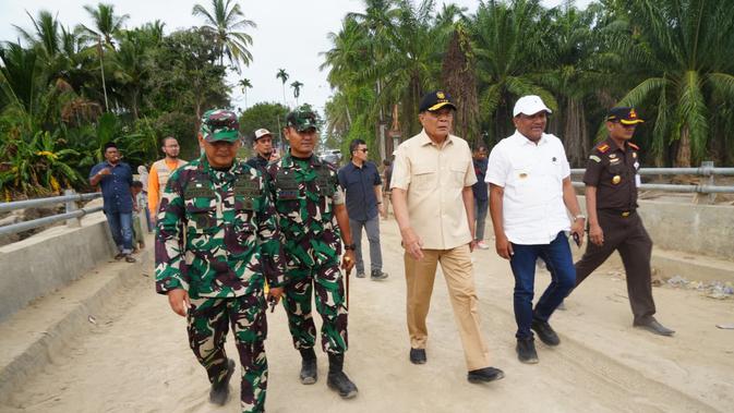 Menko Polkam Pantau Perbaikan Jembatan, Kunjungi Pengungsi Aceh