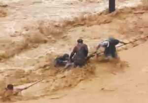 Banjir Terjang Padang, Tim Gabungan Evakuasi Warga Hanyut
