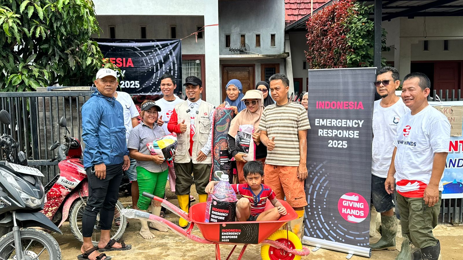 DPRD Padang Bergerak, Salurkan Bantuan Korban Banjir Banda