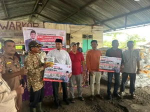 Rahmat Saleh Serahkan 8 Ton Bibit, Petani Tersenyum