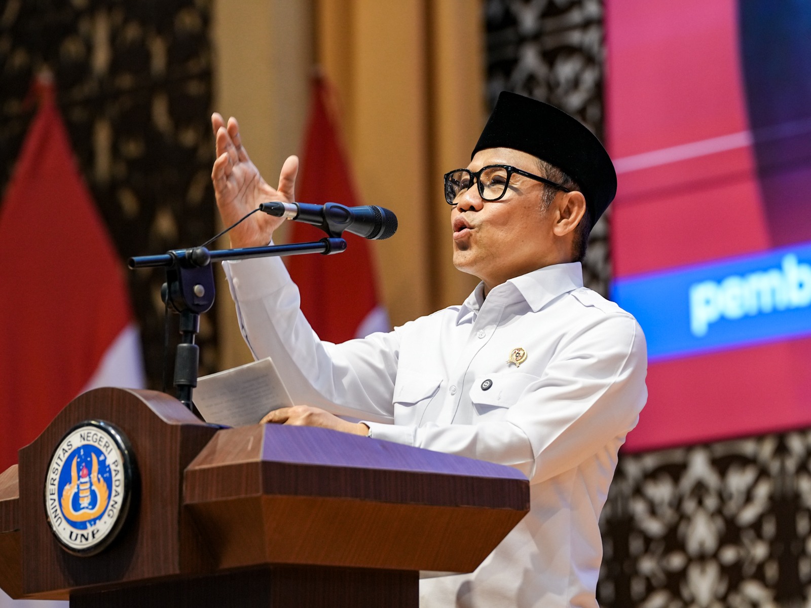 Mahasiswa UNP Bangun Daerah Bencana, Cak Imin Beri Semangat