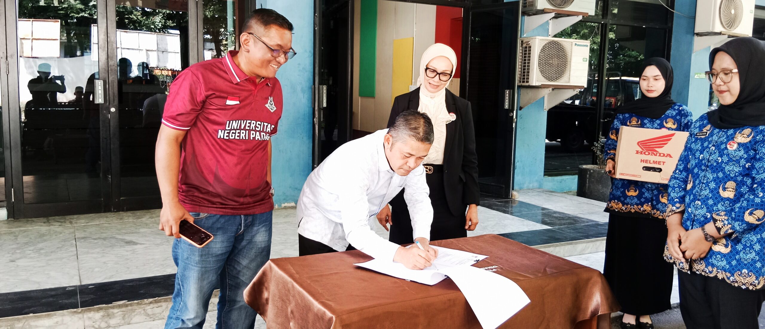 Dispora Serahkan Hibah Operasional, KONI Padang Tingkatkan Prestasi