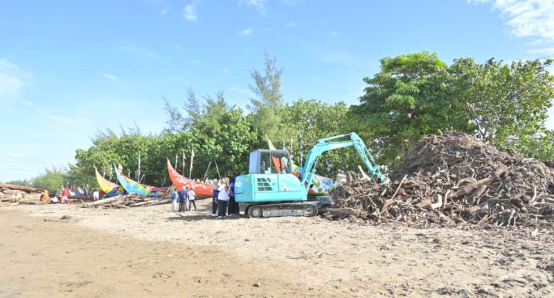 ASN Bersihkan Pantai Padang, Nelayan Kembali Melaut