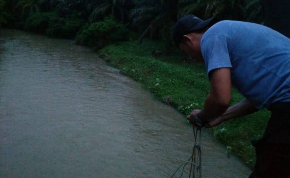 Dharmasraya Investigasi Dugaan Limbah, Sampel Air Batang Suir Diuji