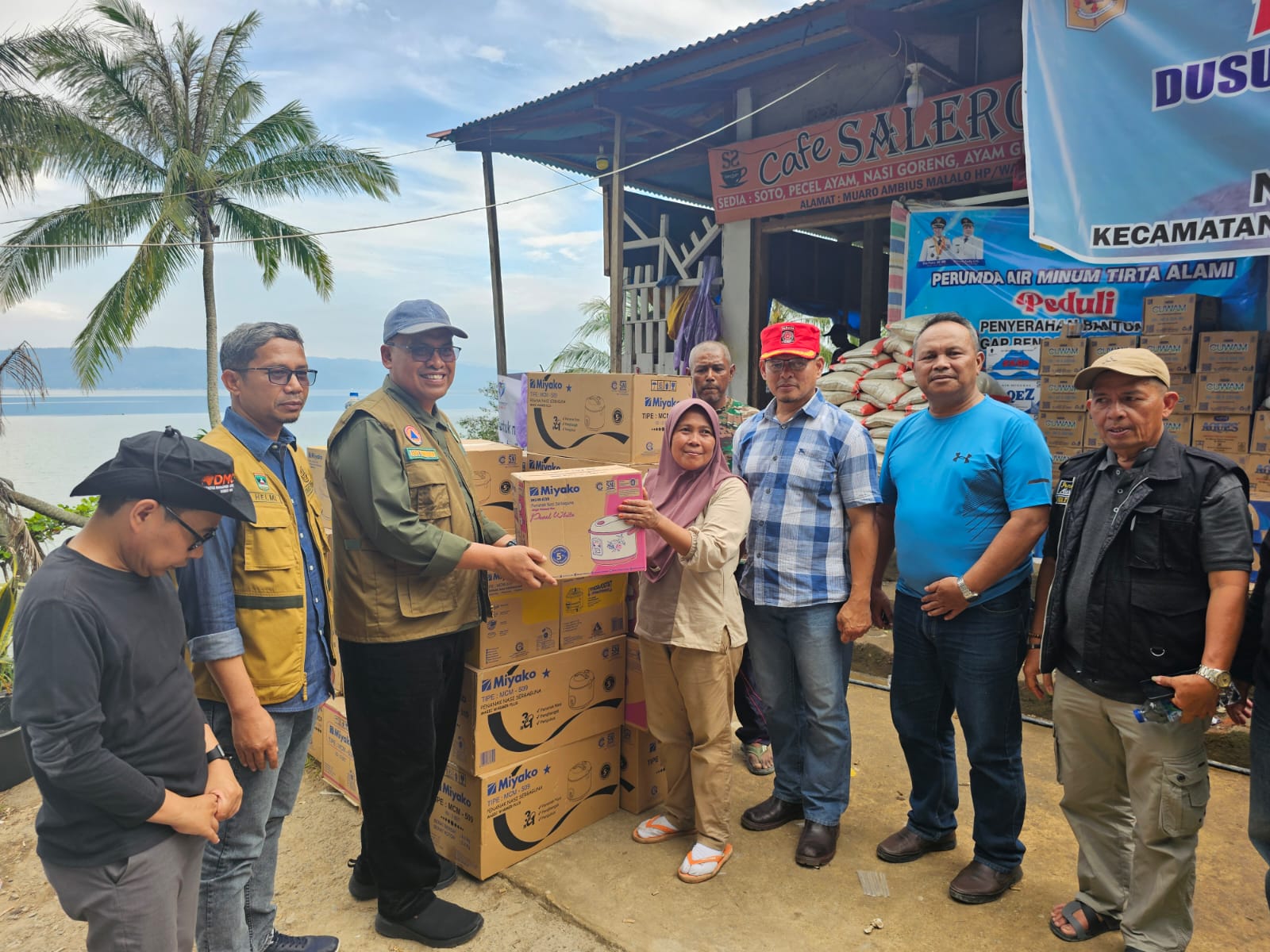 Sekda Sumbar Tinjau, Serahkan Bantuan Korban Banjir Malalo