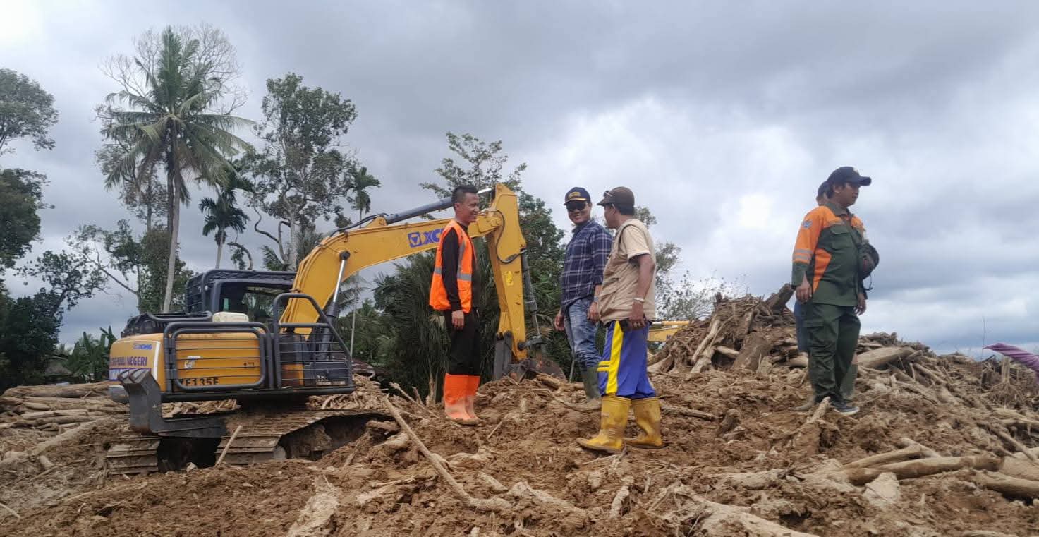 Padang Bersihkan Material Longsor, Pulihkan Akses Pascabencana