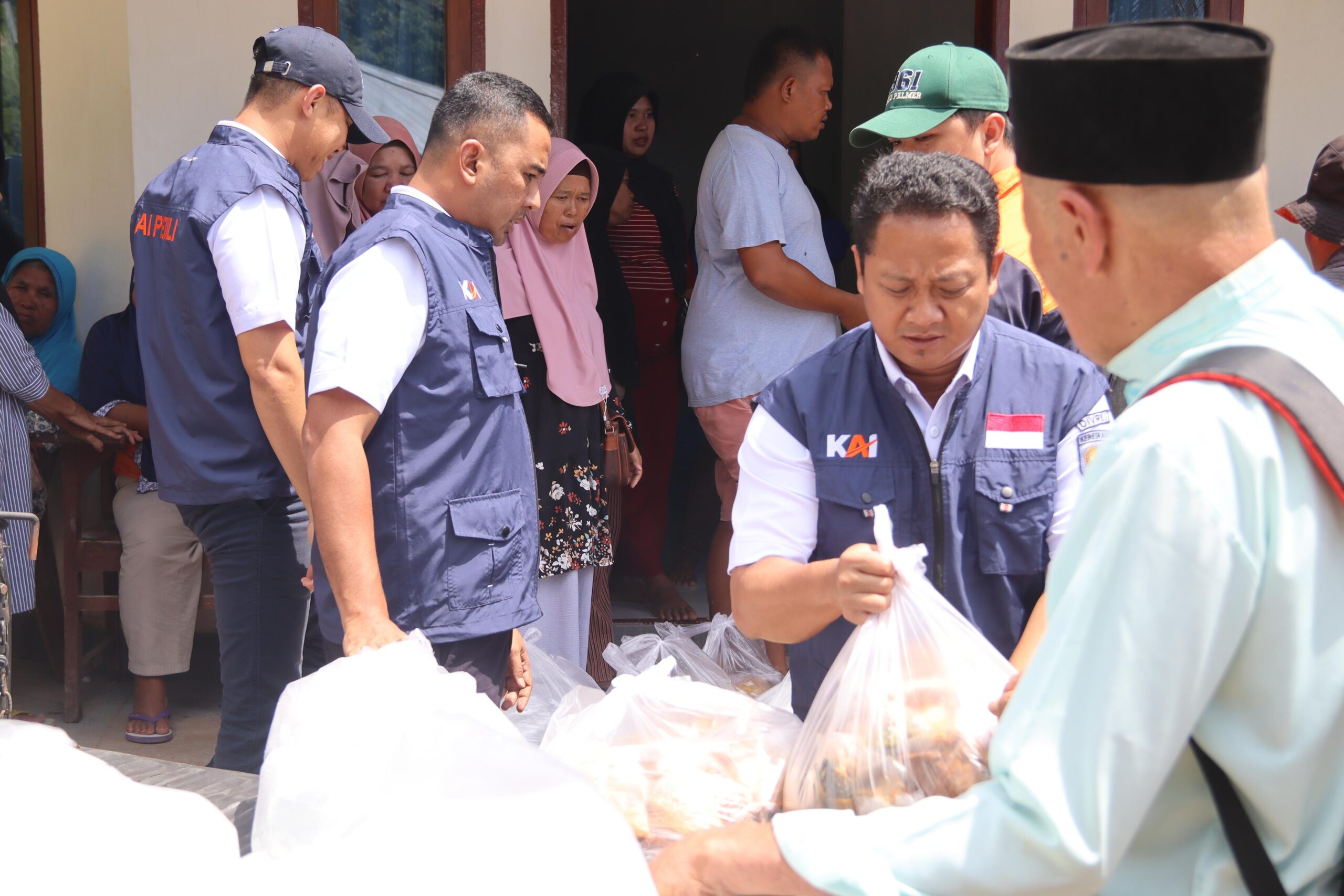 KAI Sumbar Gerak Cepat, Bantu Korban Banjir Padang