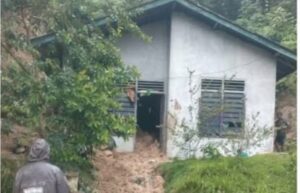 Longsor Agam Timbun Rumah, Tim Selamatkan Tiga Warga