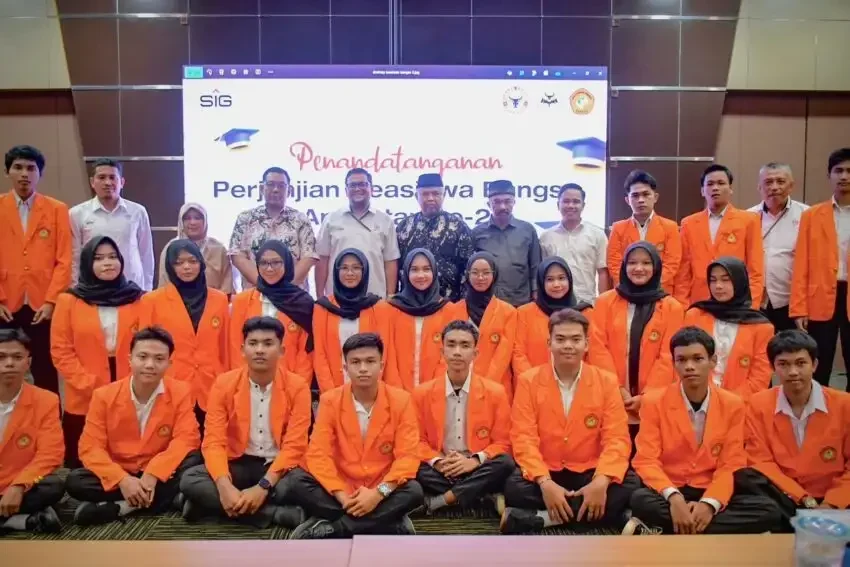 Semen Padang Tingkatkan Kualitas SDM, Beri Beasiswa Anak Nagari