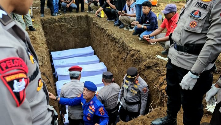 enam-jenazah-korban-bencana-di-agam-yang-belum-teridentifikasi-dimakamkan