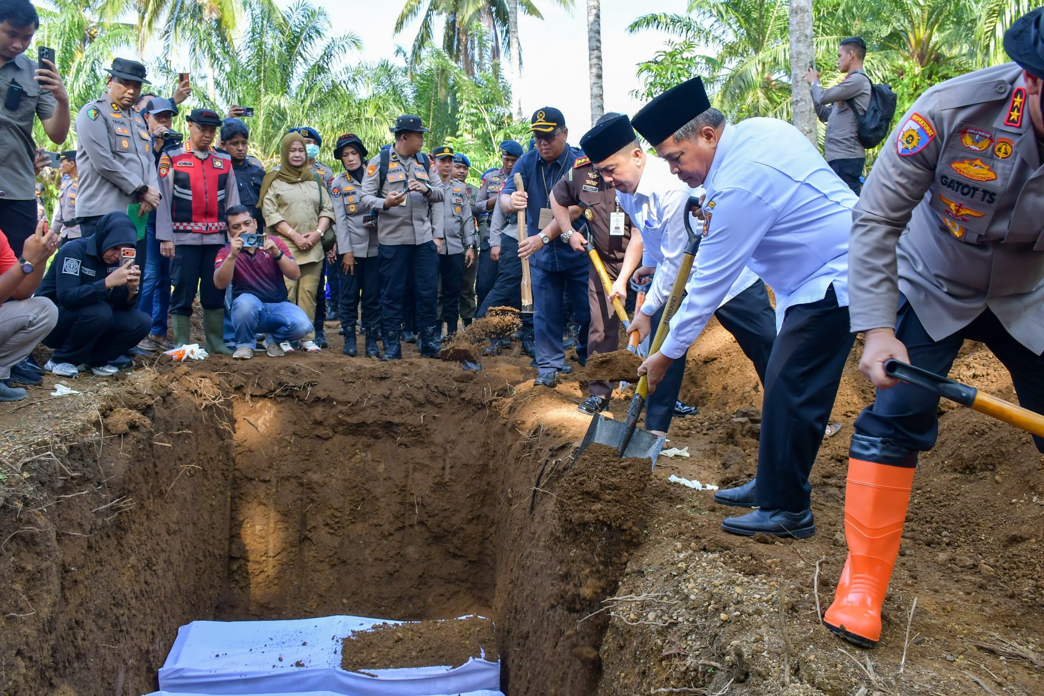 Agam Makamkan Korban Galodo, Negara Hadir Beri Penghormatan
