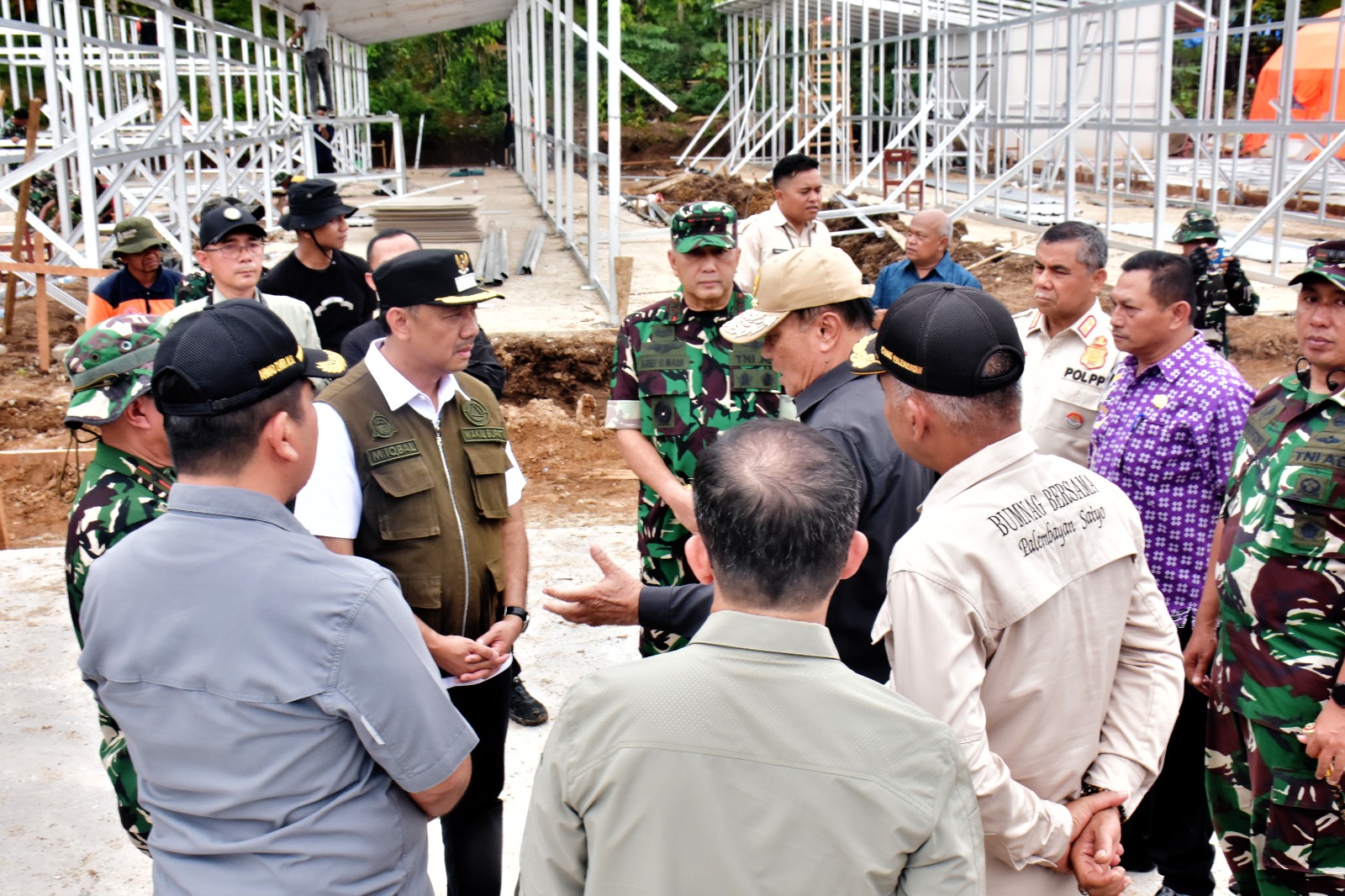Menko Polhukam Sentuh Pengungsi, Bangun Huntara di Agam
